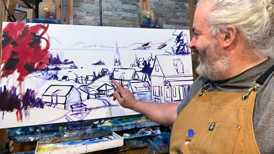 L'artiste peintre Jean-Pierre Gagnon en train de faire un croquis sur une toile vierge dans son atelier situé en Gaspésie